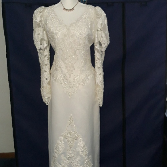 Oleg Cassini wedding gown with 7ft train - Picture 3 of 16